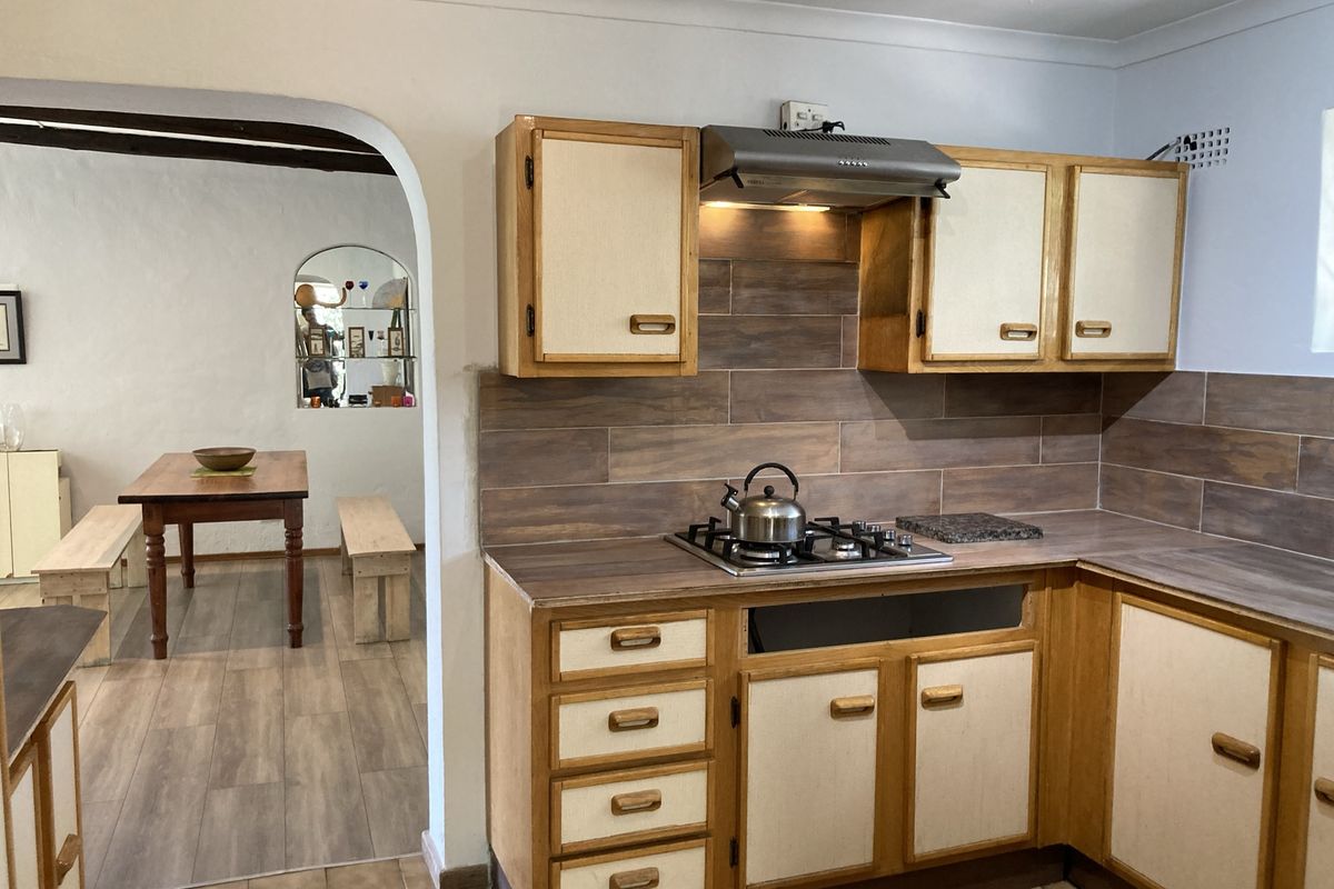 Pet-friendly 3-bed And 2-bath House With A Lush Landscaped Fairytale Garden - Photo 3