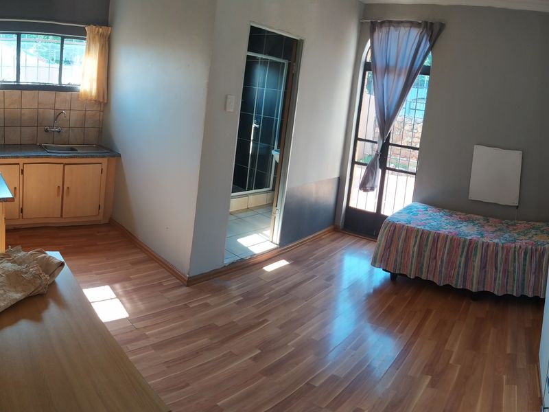 Secure 1-Bedroom In a Shared House Saint Swithins Avenue, Auckland Park - Photo 2