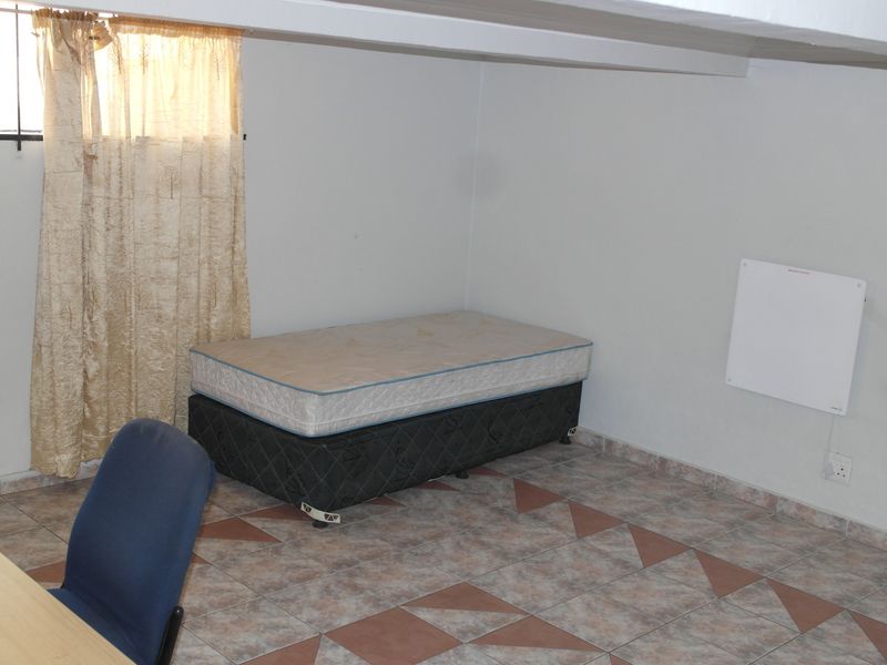 Secure 1-Bedroom In a Shared House Saint Swithins Avenue, Auckland Park - Photo 4