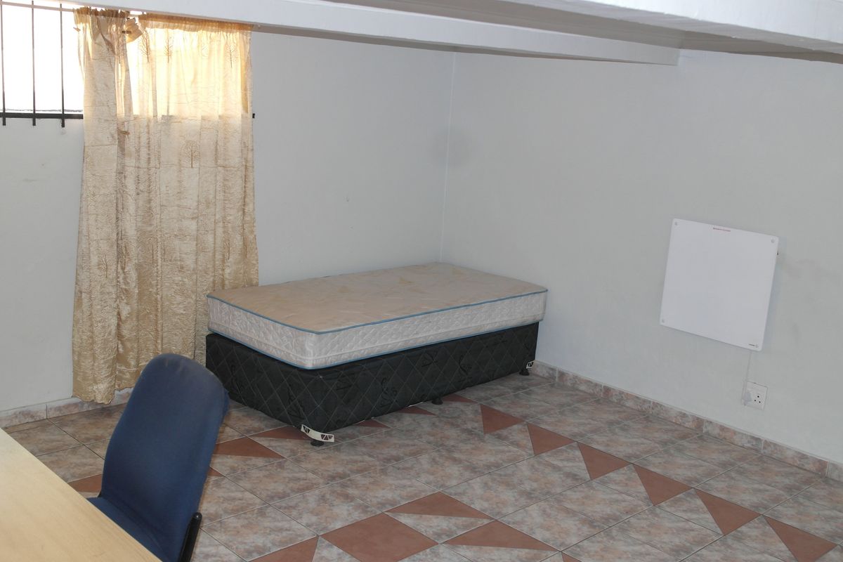 Secure 1-Bedroom In a Shared House Saint Swithins Avenue, Auckland Park - Photo 4