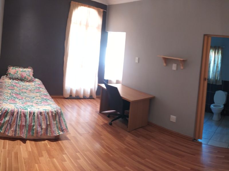 Secure 1-Bedroom In a Shared House Saint Swithins Avenue, Auckland Park - Photo 3