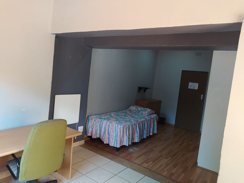 Secure 1-Bedroom In a Shared House Saint Swithins Avenue, Auckland Park - Photo 7