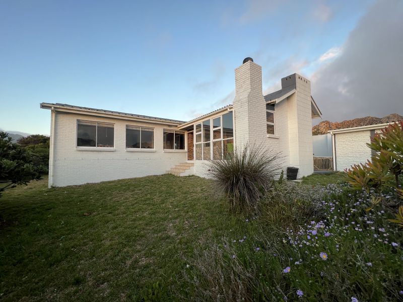 Secure 3-Bedroom And 2-Bath House In Pringle Bay With Garage And Storage - Photo 4