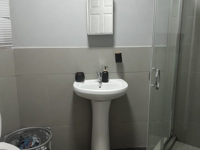 Secure 0,5 Bedroom And 1-bathroom Bachelor Flat In Mahube Valley - Photo 10