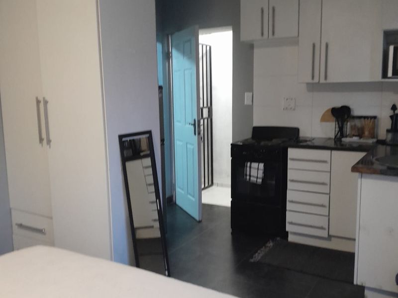 Secure 0,5 Bedroom And 1-bathroom Bachelor Flat In Mahube Valley - Photo 9