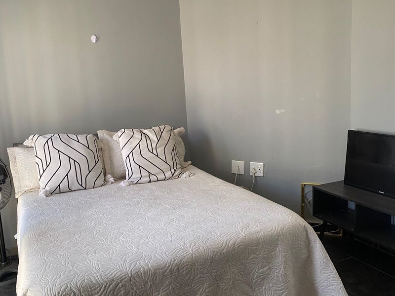 Secure 0,5 Bedroom And 1-bathroom Bachelor Flat In Mahube Valley - Photo 8