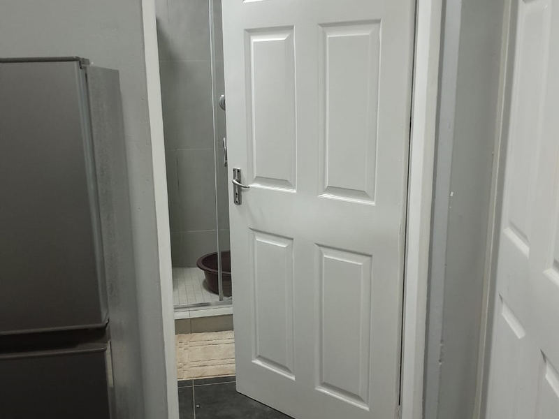 Secure 0,5 Bedroom And 1-bathroom Bachelor Flat In Mahube Valley - Photo 2