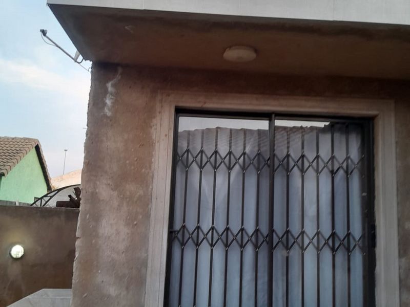 Secure 0,5 Bedroom And 1-bathroom Bachelor Flat In Mahube Valley - Photo 5