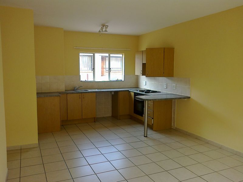 Secure 2-bedroom And 1-bathroom Apartment In Thomas Street, Meredale - Photo 1