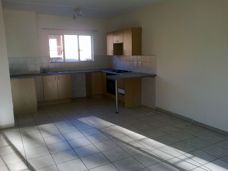 Secure 2-bedroom And 1-bathroom Apartment In Thomas Street, Meredale - Photo 4