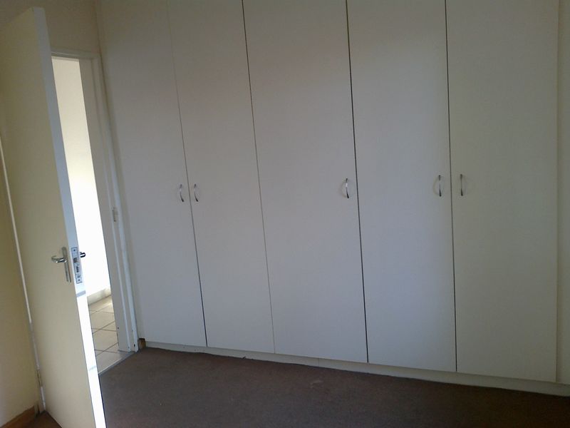 Secure 2-bedroom And 1-bathroom Apartment In Thomas Street, Meredale - Photo 9