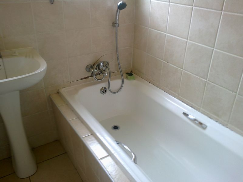 Secure 2-bedroom And 1-bathroom Apartment In Thomas Street, Meredale - Photo 8