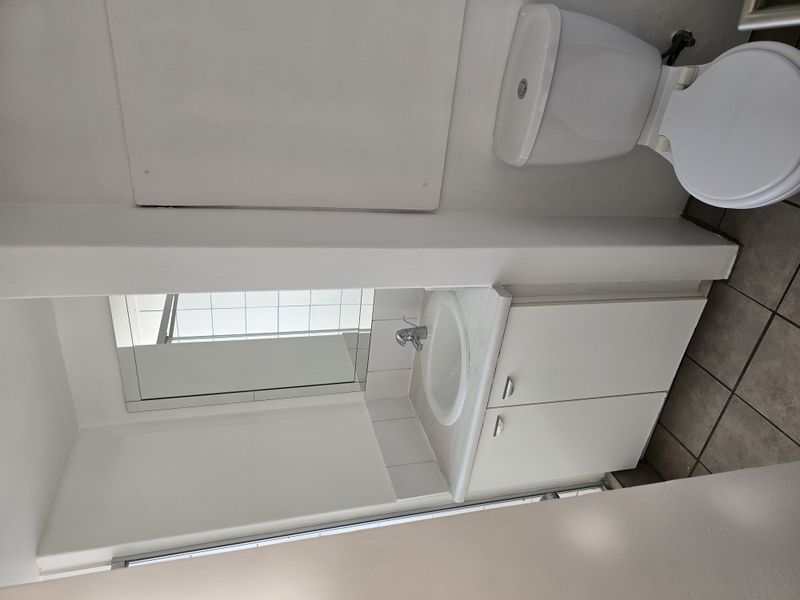 Modern 1-bedroom Bachelor Apartment In Houghton Estate - Photo 8