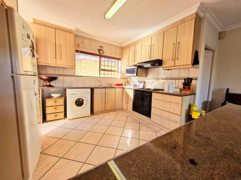 Secure 3-bedroom And 2-bathroom Townhouse In Bonsai Close, Dormehls Drift - Photo 8