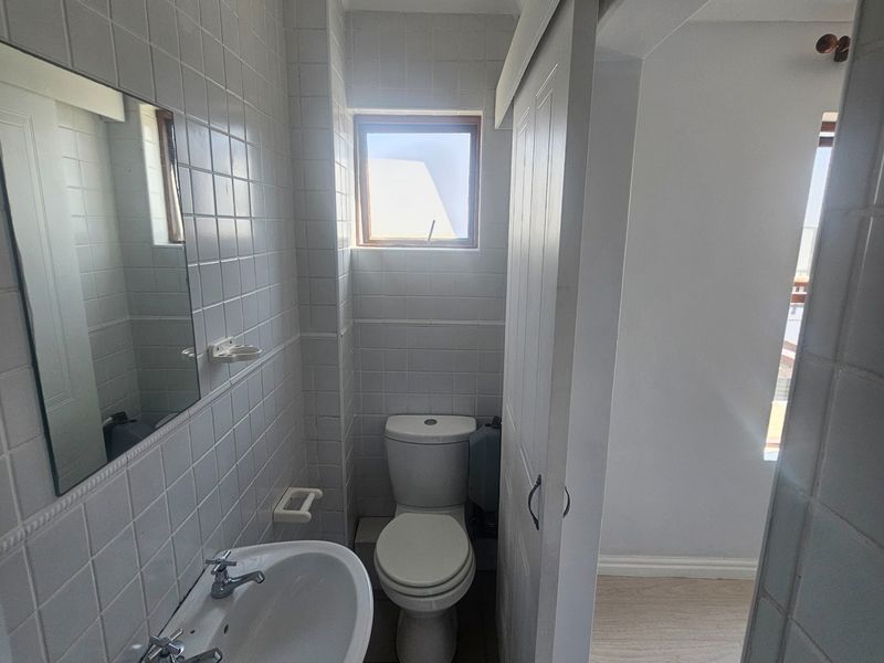 Secure 3-bedroom And 2-bathroom Apartment In Table View - Photo 9