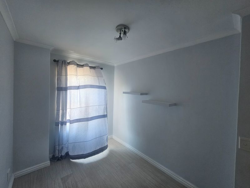Secure 3-bedroom And 2-bathroom Apartment In Table View - Photo 7
