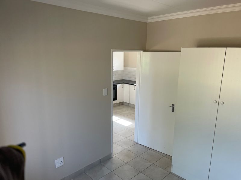 Spacious 1-Bedroom And 1-Bath Garden Cottage - Photo 3