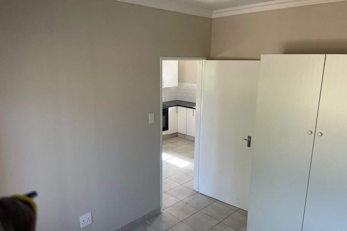 Spacious 1-Bedroom And 1-Bath Garden Cottage - Photo 3