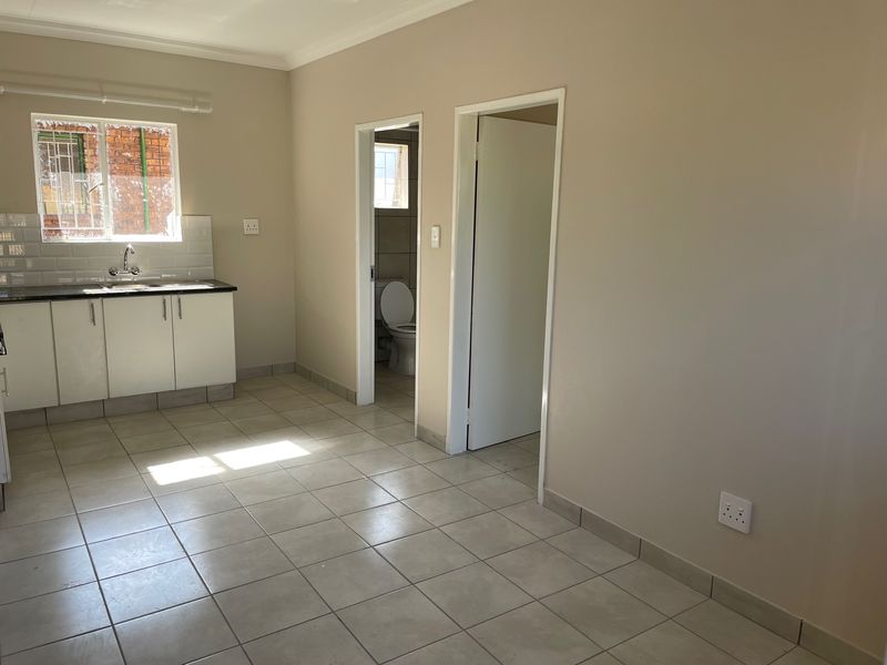 Spacious 1-Bedroom And 1-Bath Garden Cottage - Photo 2