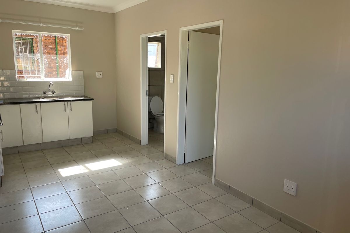 Spacious 1-Bedroom And 1-Bath Garden Cottage - Photo 2