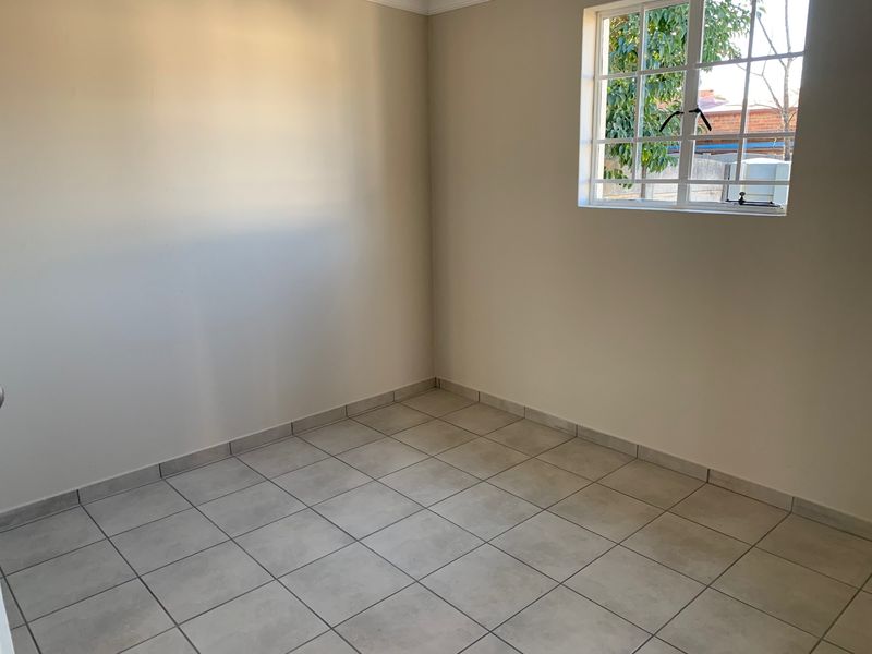 Spacious 1-Bedroom And 1-Bath Garden Cottage - Photo 4