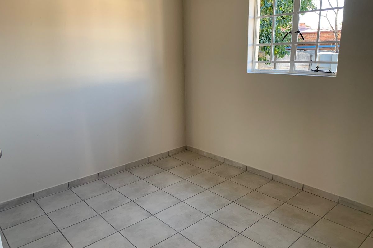 Spacious 1-Bedroom And 1-Bath Garden Cottage - Photo 4