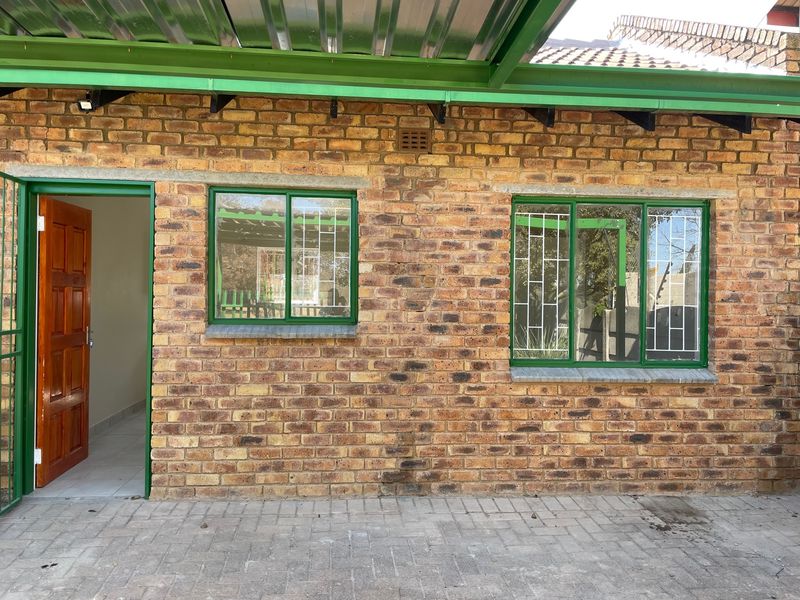 Spacious 1-Bedroom And 1-Bath Garden Cottage - Photo 8