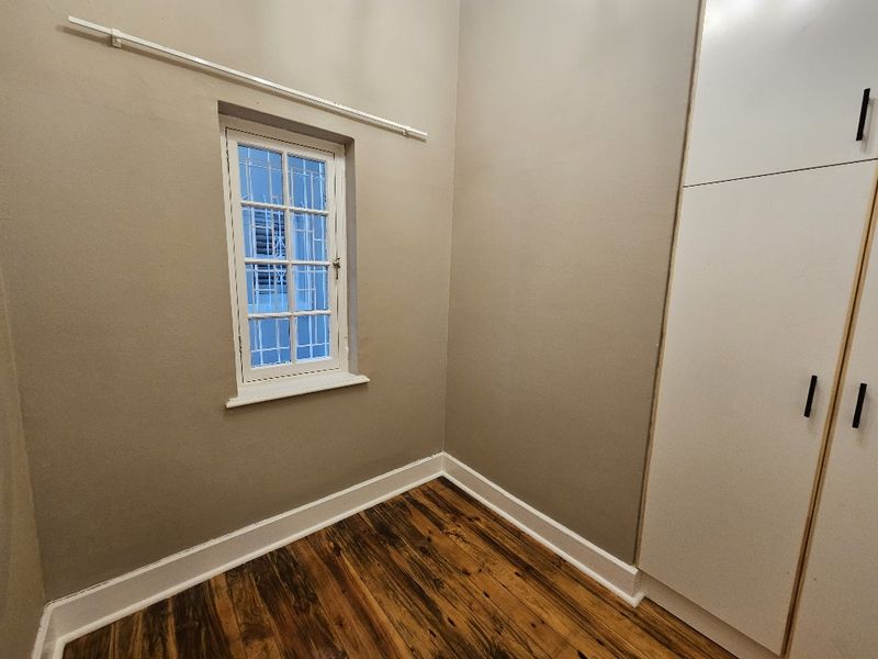 Spacious Newly Renovated 2-bedroom And 1-bath  Ground Floor Apartment In Sea Point - Photo 7