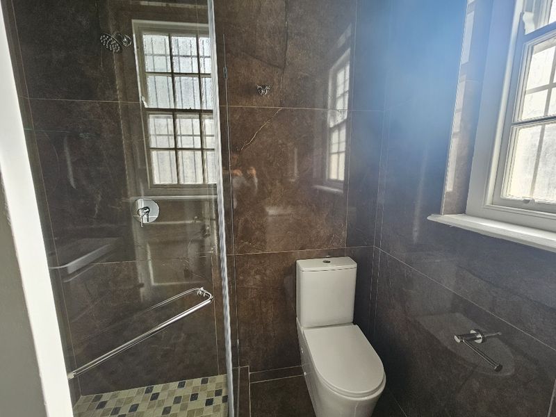 Spacious Newly Renovated 2-bedroom And 1-bath  Ground Floor Apartment In Sea Point - Photo 10