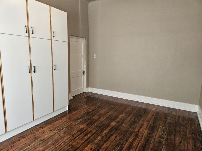 Spacious Newly Renovated 2-bedroom And 1-bath  Ground Floor Apartment In Sea Point - Photo 9