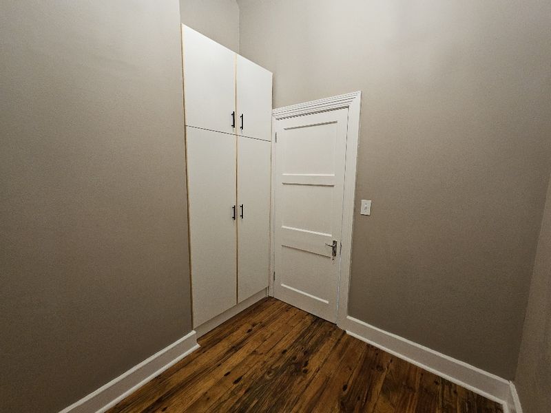 Spacious Newly Renovated 2-bedroom And 1-bath  Ground Floor Apartment In Sea Point - Photo 6
