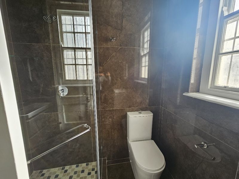 Spacious Newly Renovated 2-bedroom And 1-bath  Ground Floor Apartment In Sea Point - Photo 8
