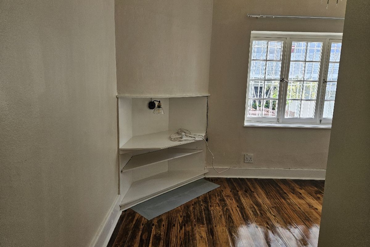 Spacious Newly Renovated 2-bedroom And 1-bath  Ground Floor Apartment In Sea Point - Photo 3