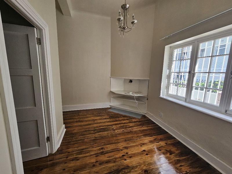 Spacious Newly Renovated 2-bedroom And 1-bath  Ground Floor Apartment In Sea Point - Photo 4