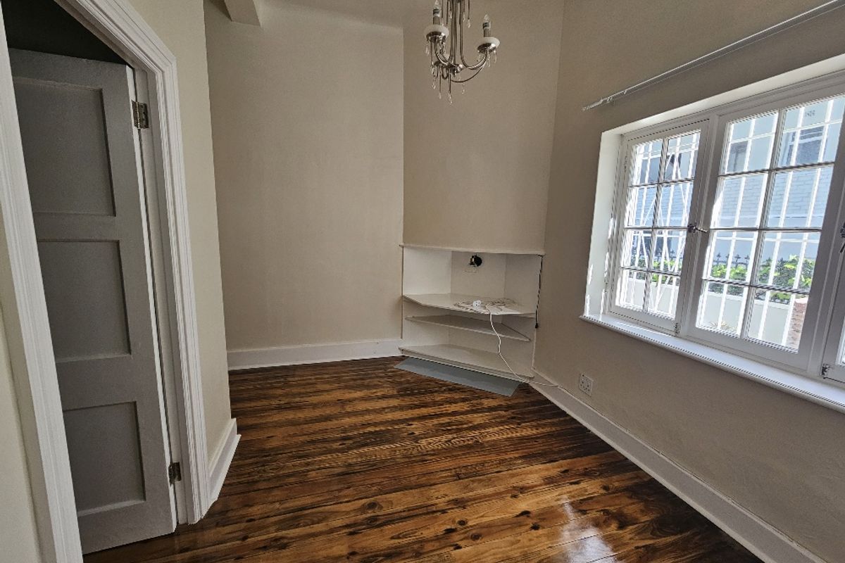 Spacious Newly Renovated 2-bedroom And 1-bath  Ground Floor Apartment In Sea Point - Photo 4
