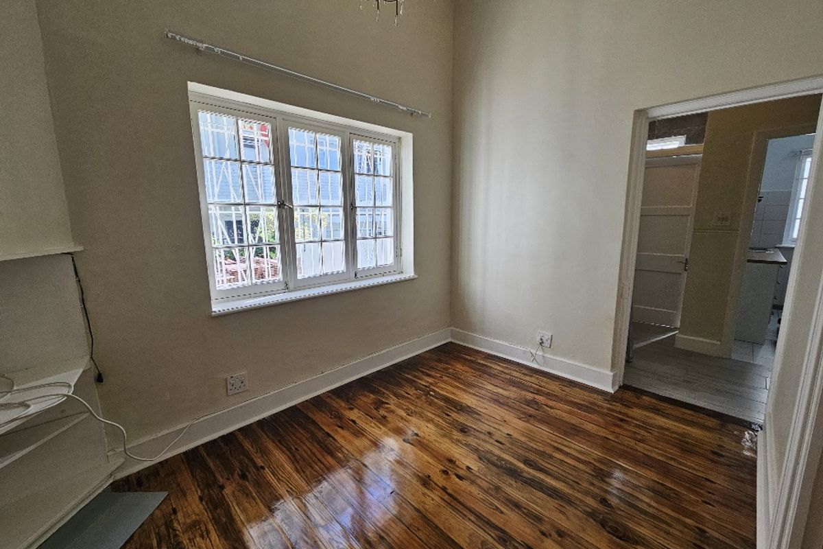 Spacious Newly Renovated 2-bedroom And 1-bath  Ground Floor Apartment In Sea Point - Photo 5