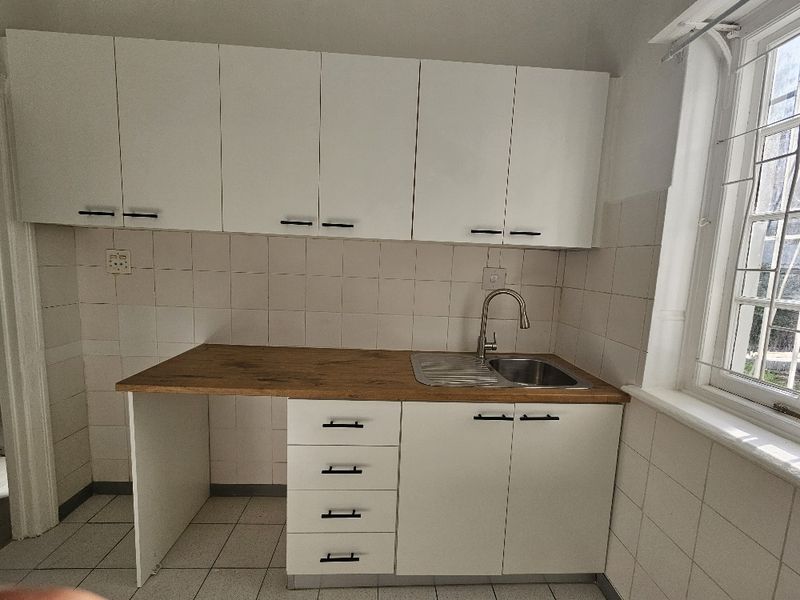 Spacious Newly Renovated 2-bedroom And 1-bath  Ground Floor Apartment In Sea Point - Photo 2