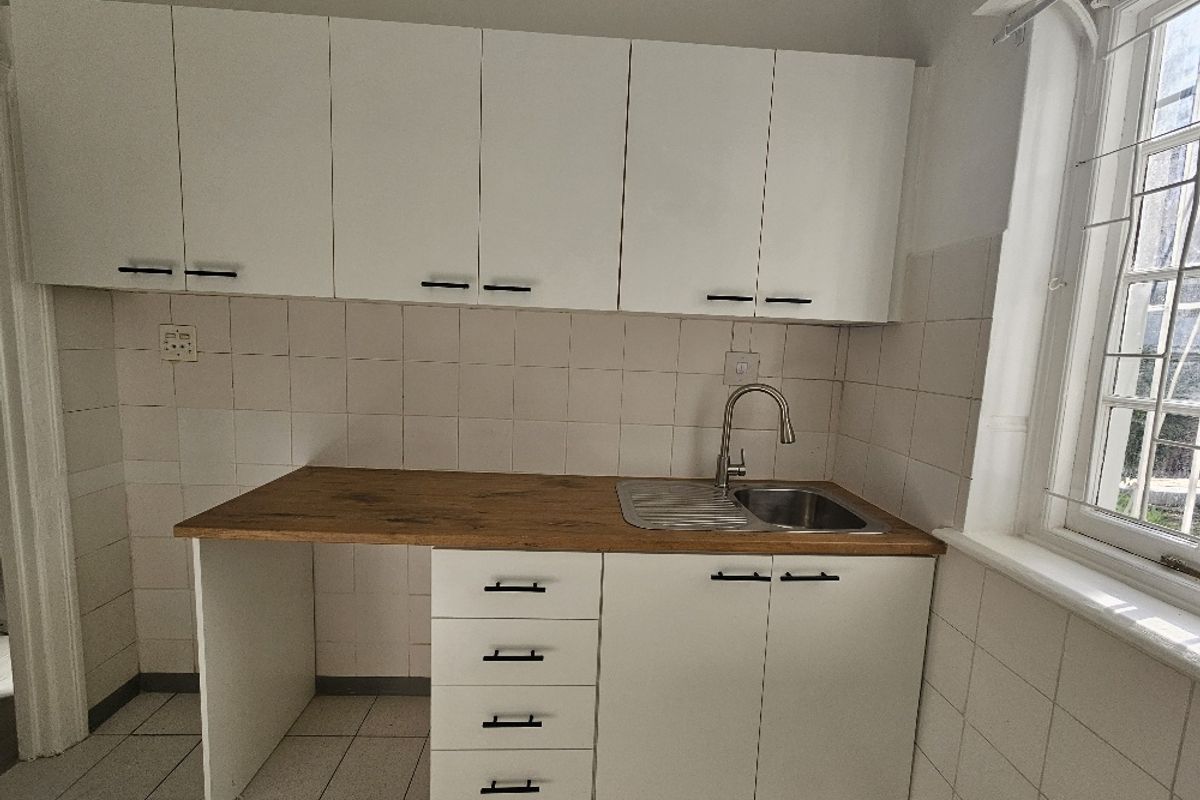 Spacious Newly Renovated 2-bedroom And 1-bath  Ground Floor Apartment In Sea Point - Photo 2