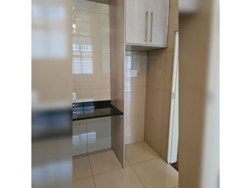 Spacious And Secure, 1-bedroom And 1,5-bathroom "lock-up & Go" Apartment - Photo 3