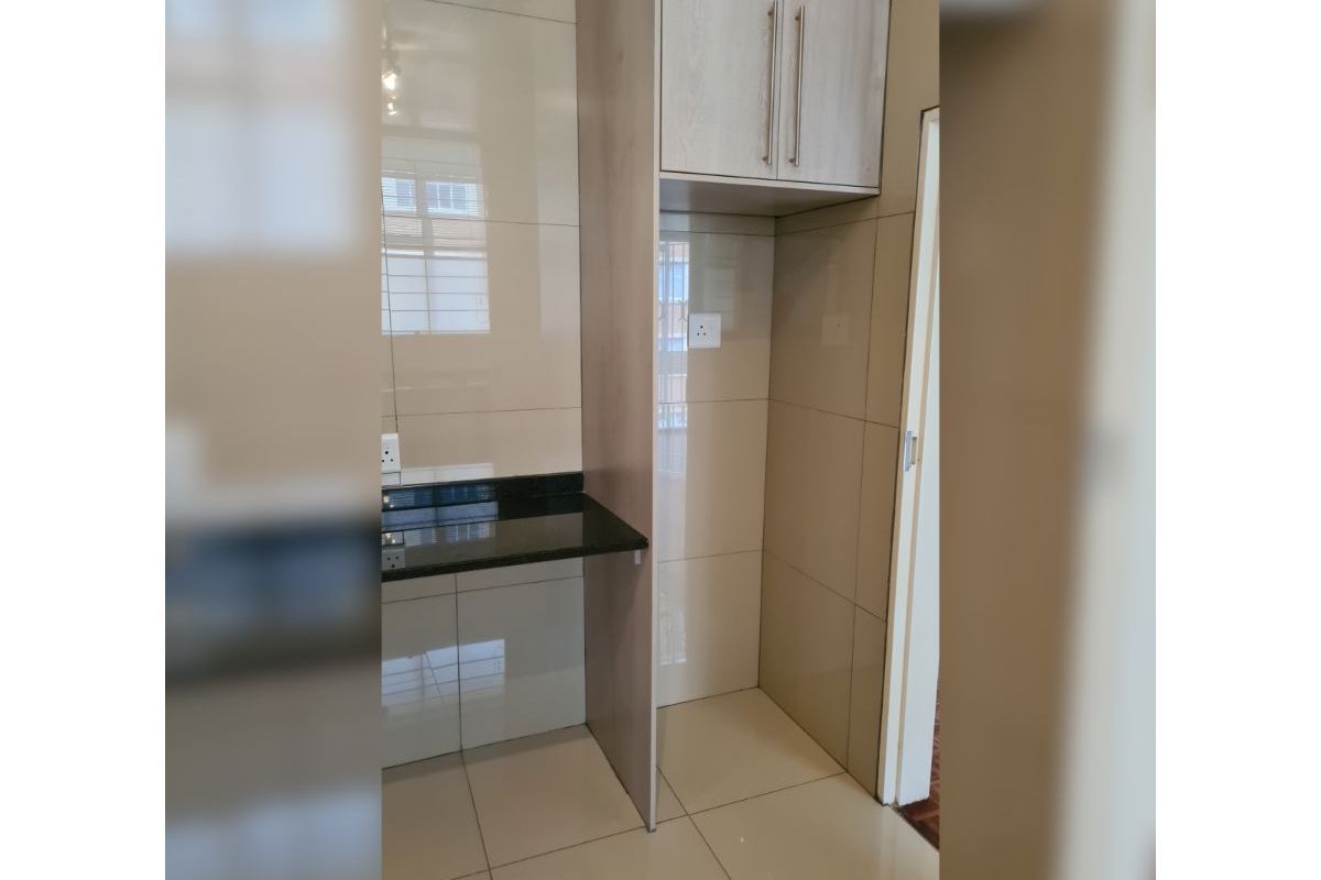 Spacious And Secure, 1-bedroom And 1,5-bathroom "lock-up & Go" Apartment - Photo 3