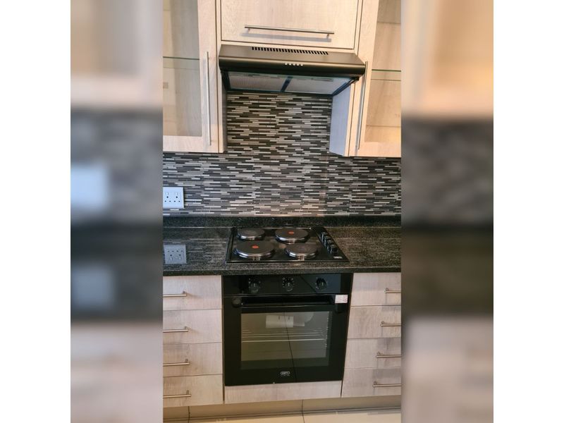 Spacious And Secure, 1-bedroom And 1,5-bathroom "lock-up & Go" Apartment - Photo 2