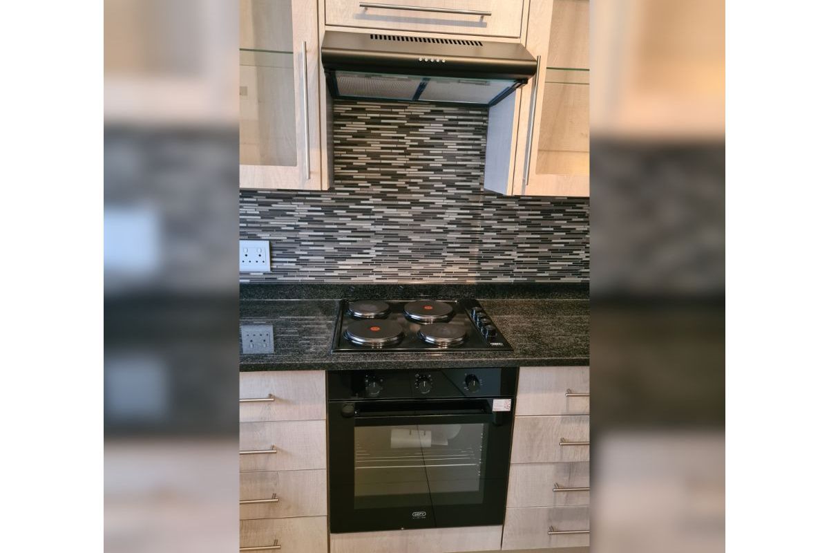 Spacious And Secure, 1-bedroom And 1,5-bathroom "lock-up & Go" Apartment - Photo 2