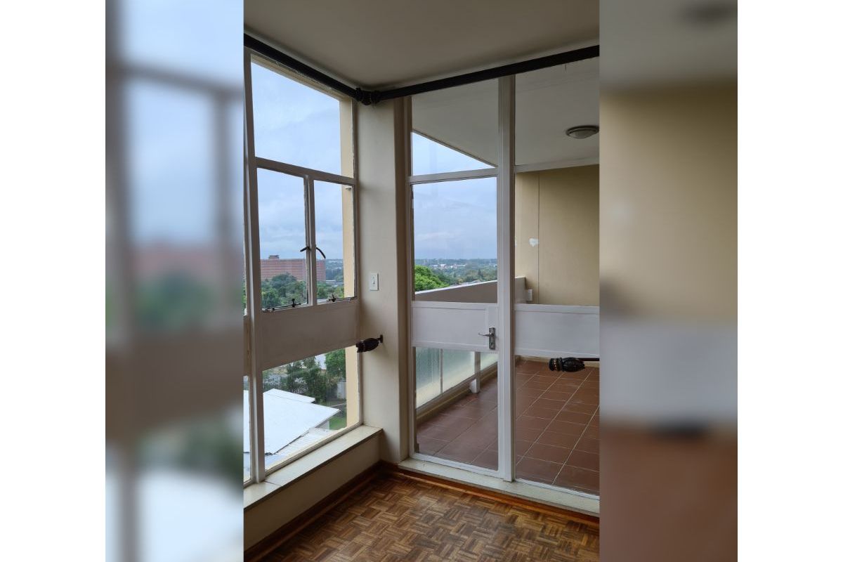 Spacious And Secure, 1-bedroom And 1,5-bathroom "lock-up & Go" Apartment - Photo 5