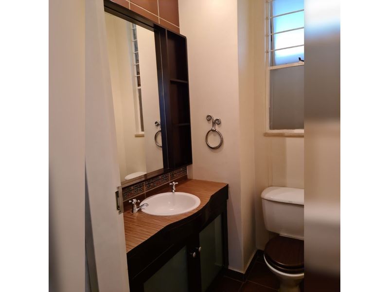 Spacious And Secure, 1-bedroom And 1,5-bathroom "lock-up & Go" Apartment - Photo 7