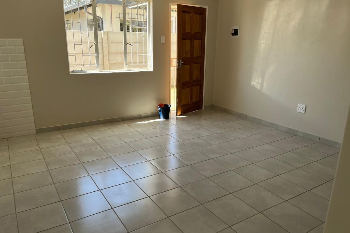 Secure 2-bedroom Flatlet In 75 Stokroos - Photo 3
