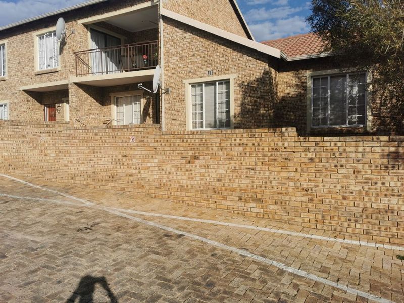 Secure 3-bedroom And 2-bath Apartment In Radiokop - Photo 1
