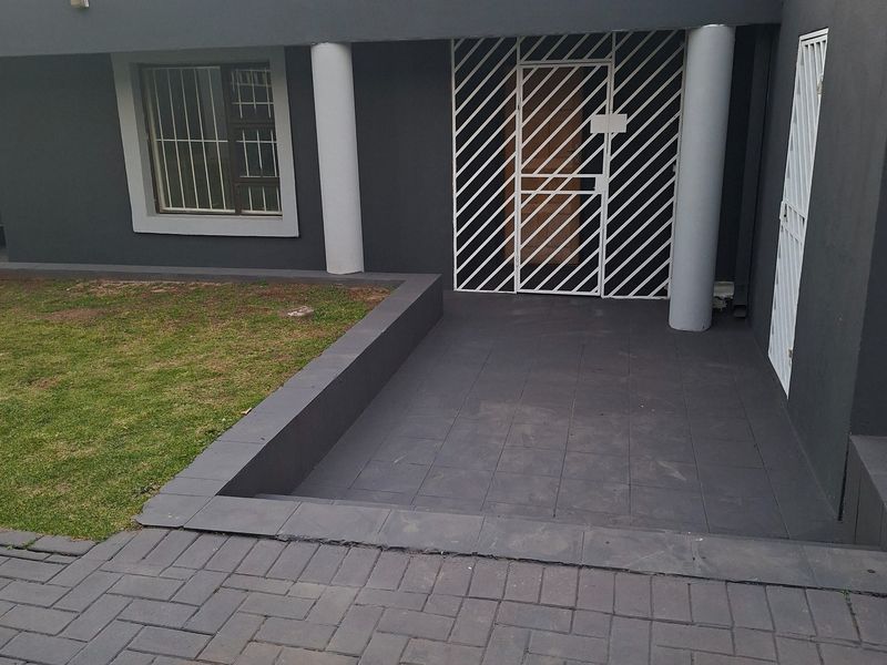 Modern 2 Bedroom Unit In Florida North, Roodepoort - Photo 1