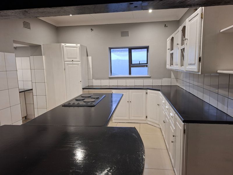 Modern 2 Bedroom Unit In Florida North, Roodepoort - Photo 2