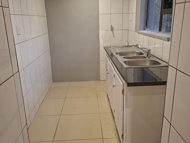 Modern 2 Bedroom Unit In Florida North, Roodepoort - Photo 4