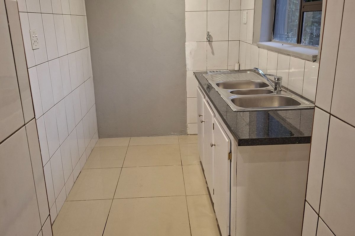Modern 2 Bedroom Unit In Florida North, Roodepoort - Photo 4